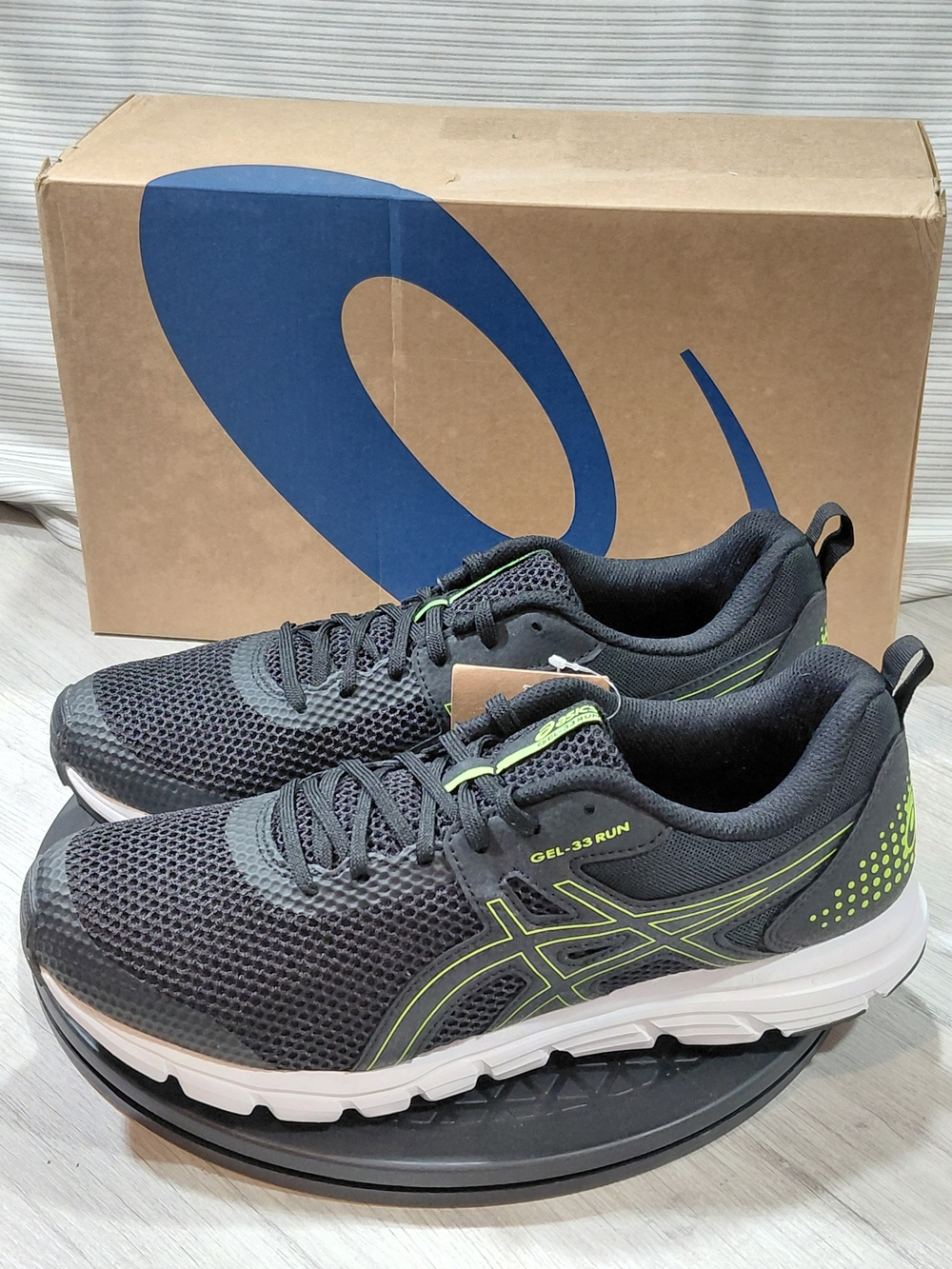 NWT ASICS Mens GEL-33 RUN Black Hazard Green Running Shoes SIZE 10